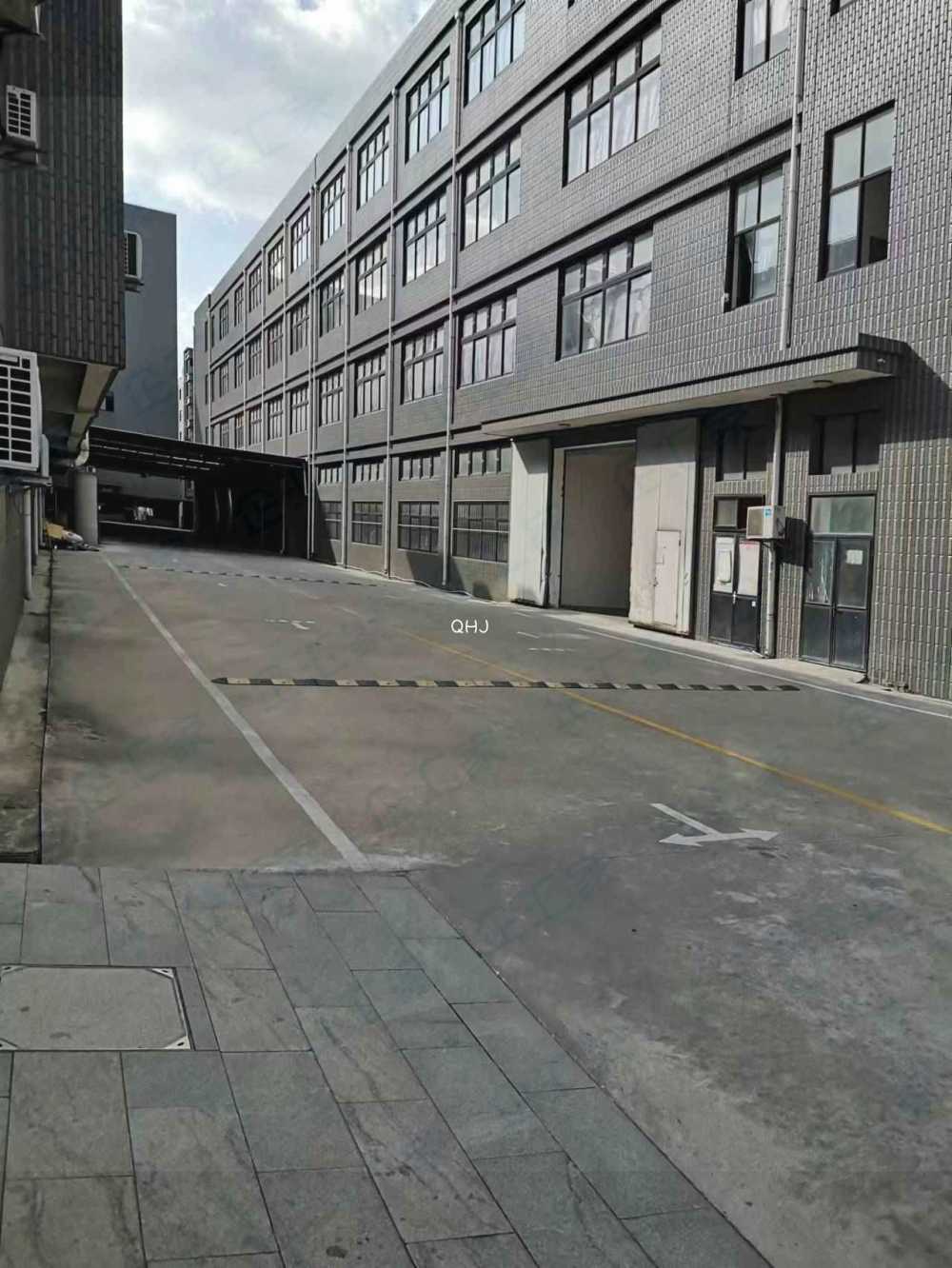 大车进出方便,距离地铁口近