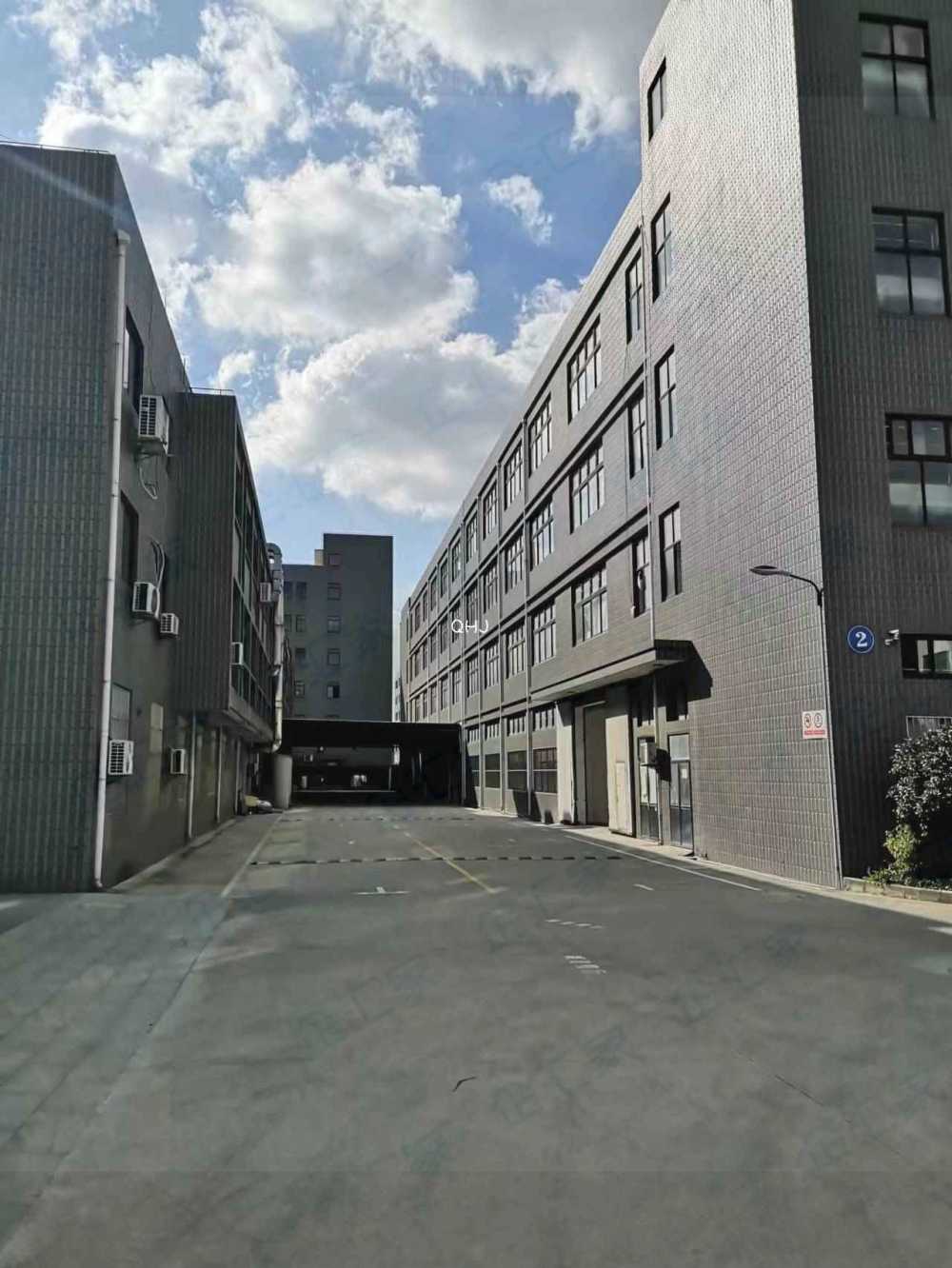大车进出方便,距离地铁口近