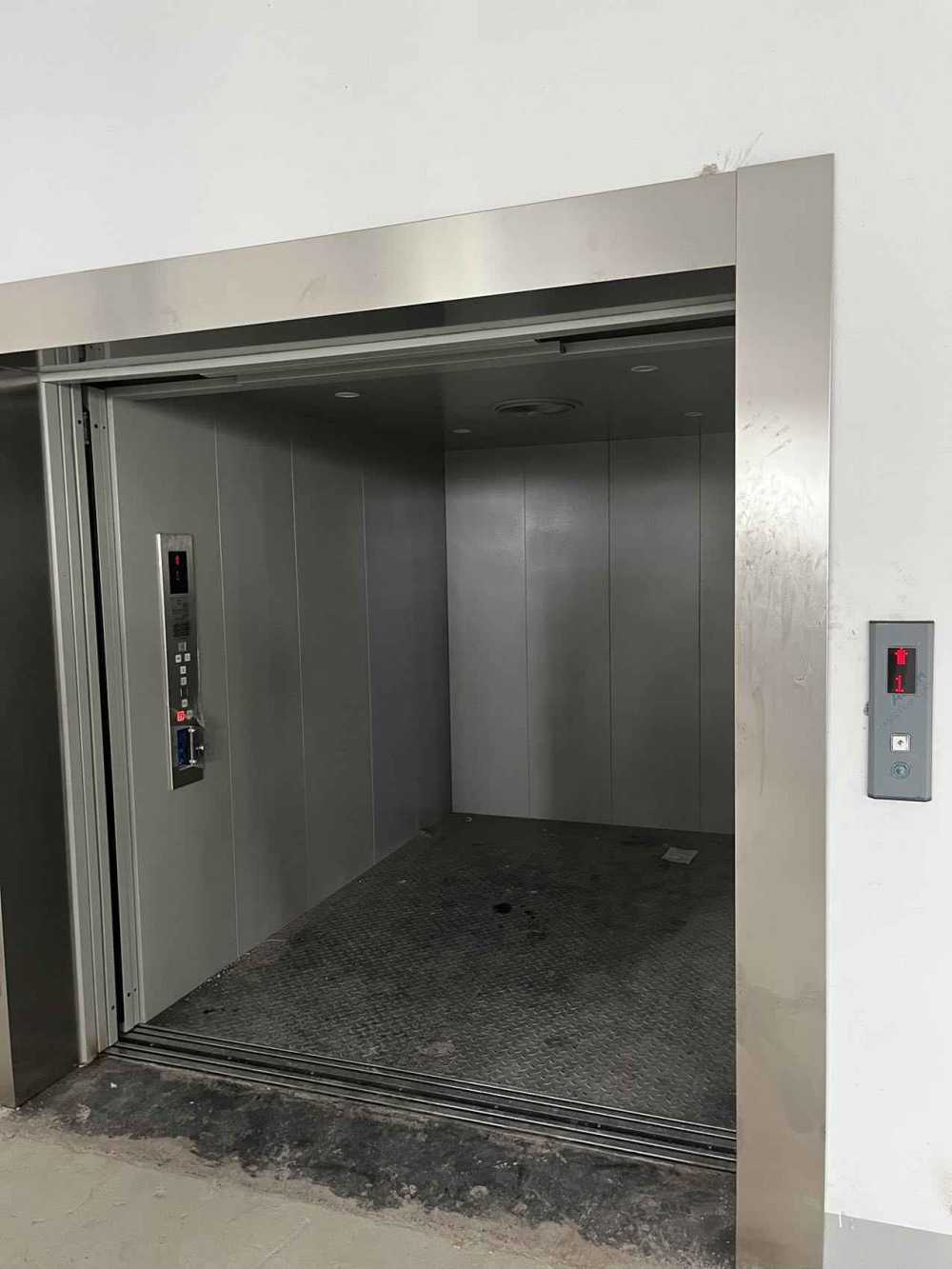 900平起租,底楼面积3820平,二楼4720平,3吨货梯