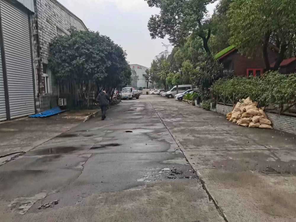 层高8米,有牛腿可架行车