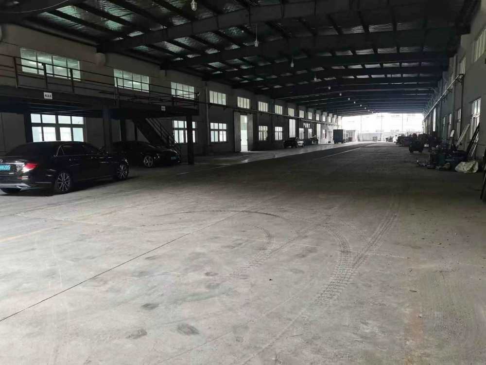 层高8米,有牛腿可架行车