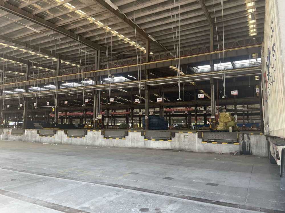 高平台仓库,层高12米,独立宿舍