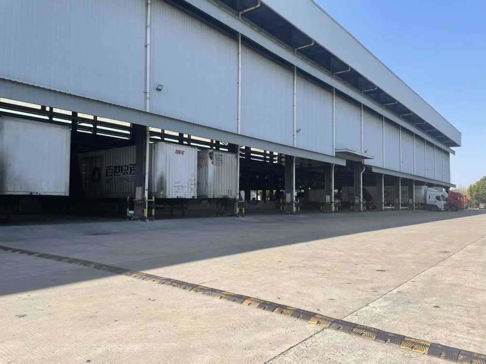 高平台仓库,层高12米,独立宿舍