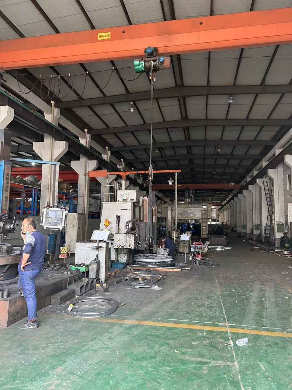 两部行车,机械性厂房,大车好进出