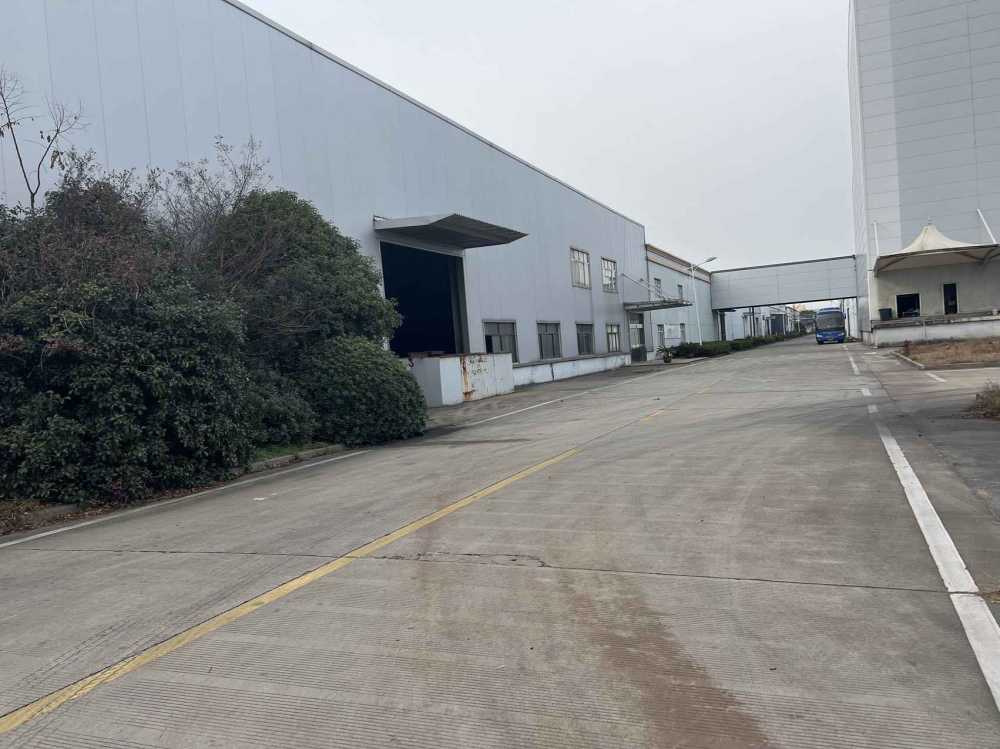 独门独院,每跨有多部行车,五金机械热处理,厂房层高10米