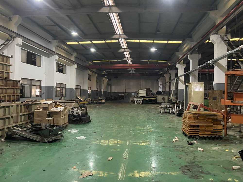 独门独院,每跨有多部行车,五金机械热处理,厂房层高10米