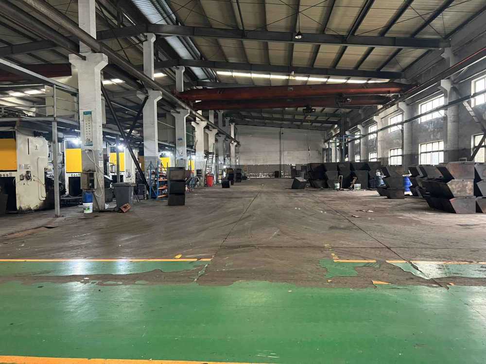 独门独院,每跨有多部行车,五金机械热处理,厂房层高10米