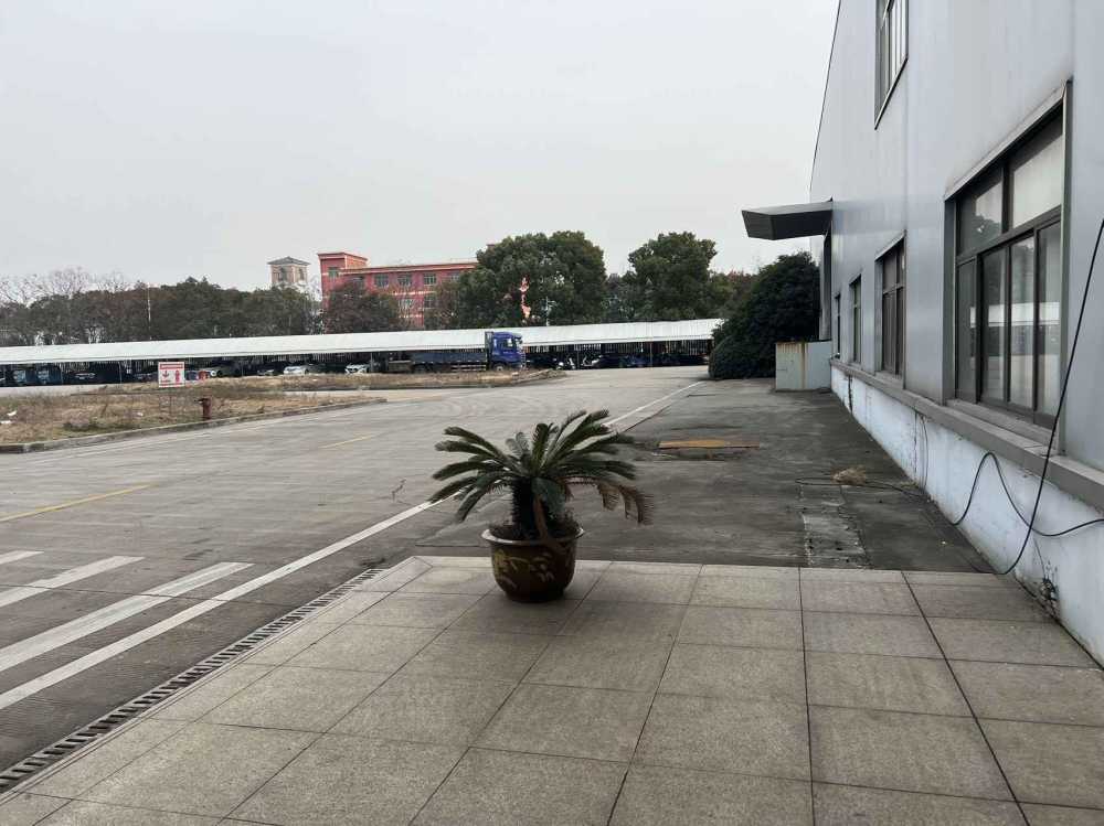 独门独院,每跨有多部行车,五金机械热处理,厂房层高10米