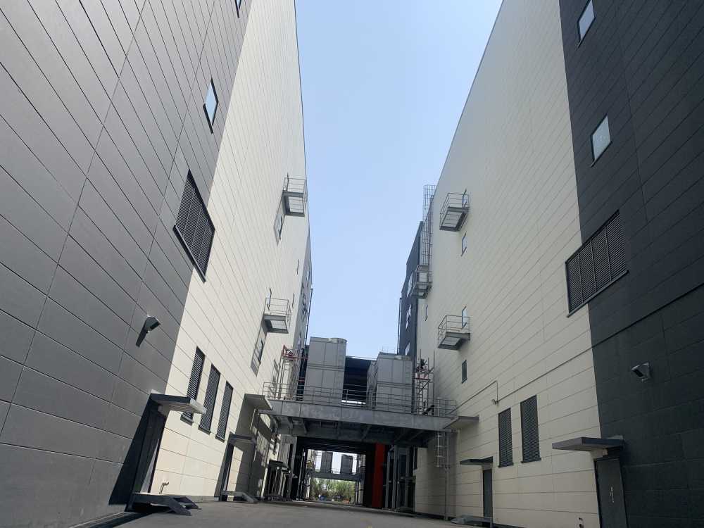 层高9米,丙二类消防,电梯五吨