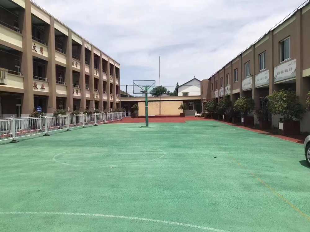 独门独院,场地大