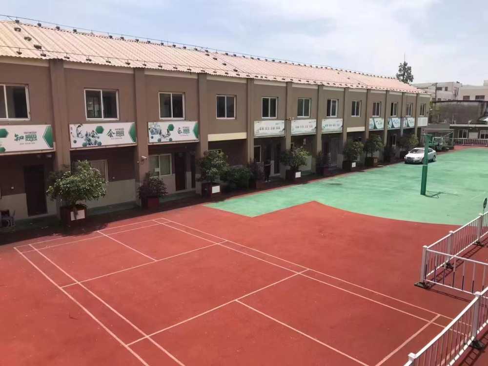 独门独院,场地大