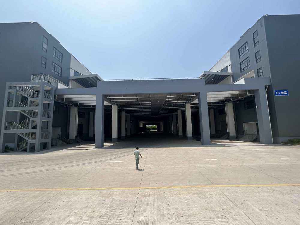 带卸货平台，金刚砂地面，雨棚和外置月台，丙二类消防带消防喷淋