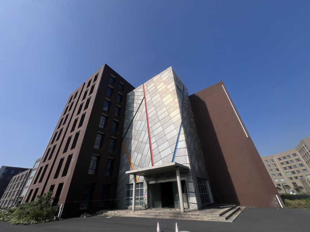 院内监控设施完善,园区配套公寓、食堂、停车充电桩