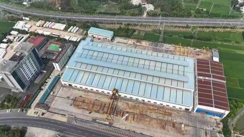 17米高仓库，,配套20台5-25吨行车，,室外有100吨龙门架