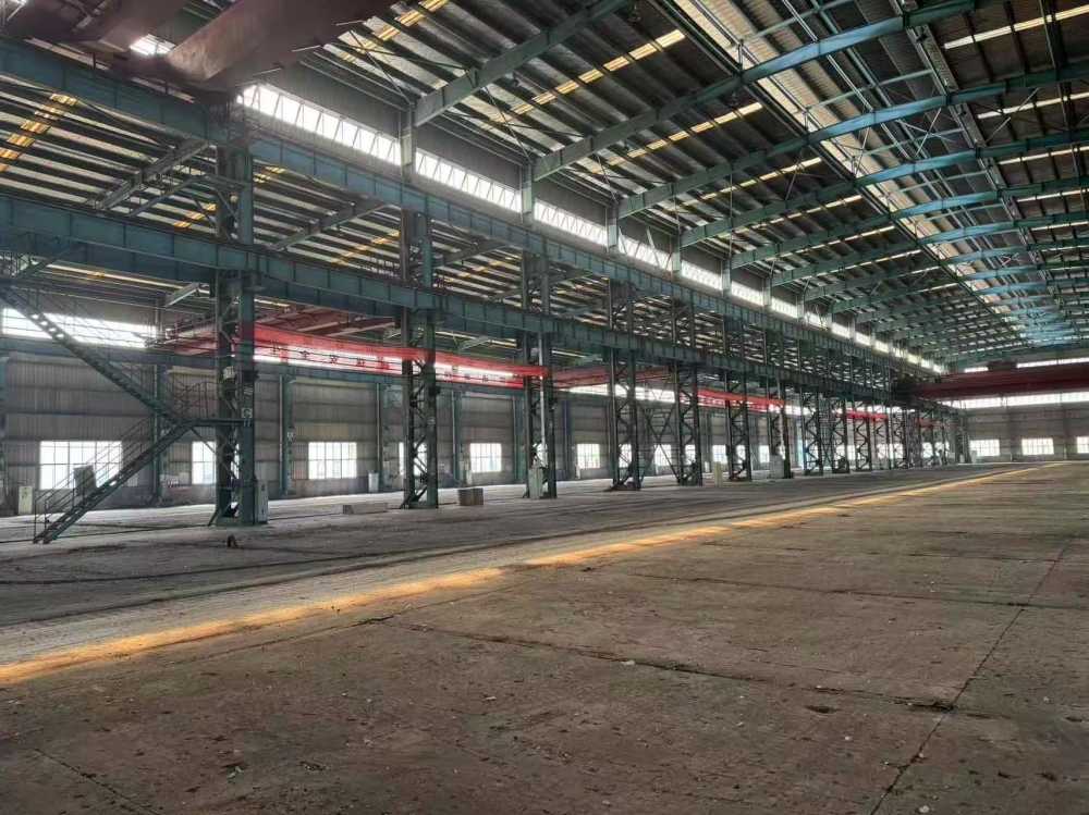 17米高仓库，,配套20台5-25吨行车，,室外有100吨龙门架