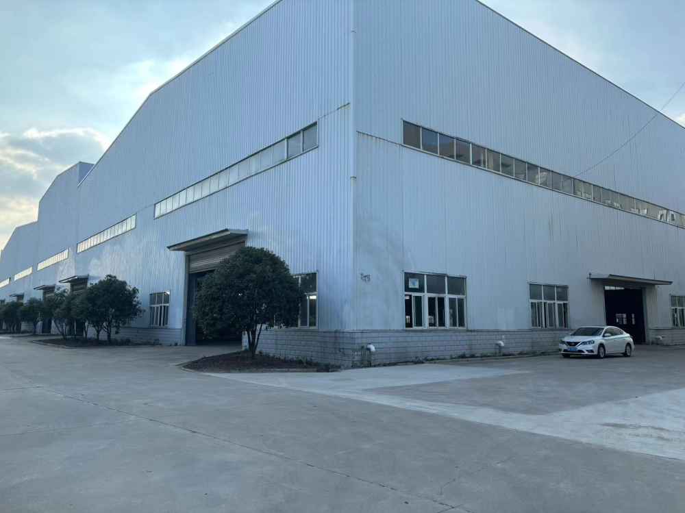 厂内设有停车场,配电3000KVA