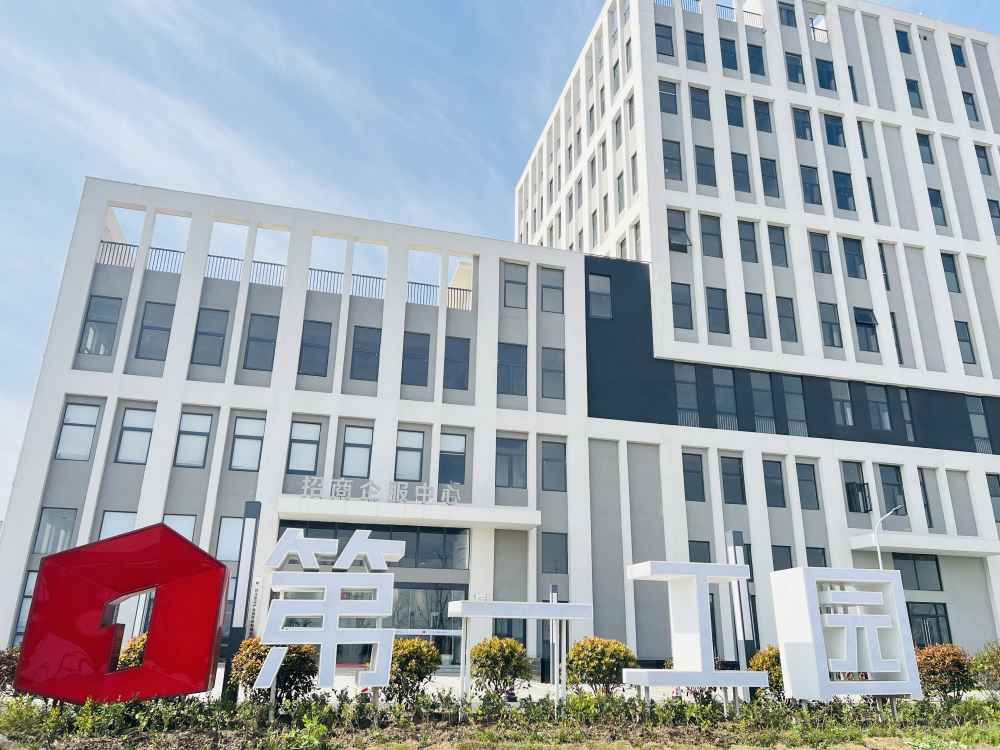 承重：0.5吨/平,车位2400个
