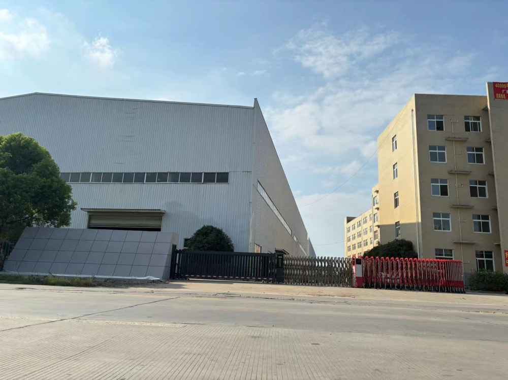 厂内设有停车场,配电3000KVA