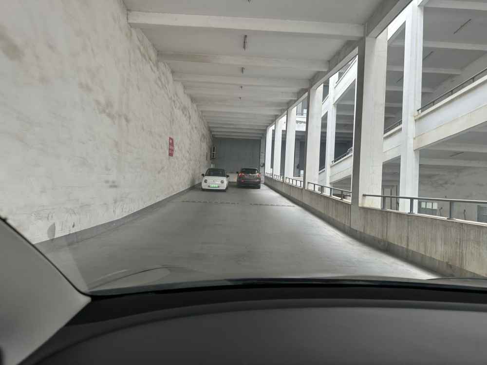 地面已做环氧地坪,墙面已粉刷,一次消防已通过
