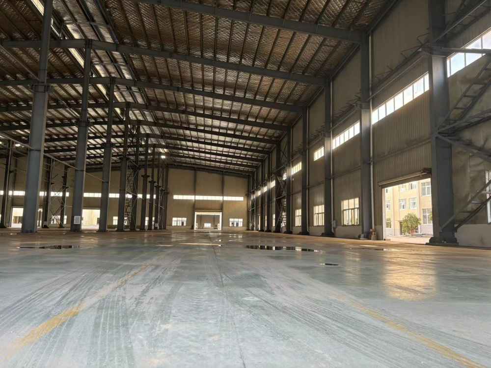 厂内设有停车场,配电3000KVA