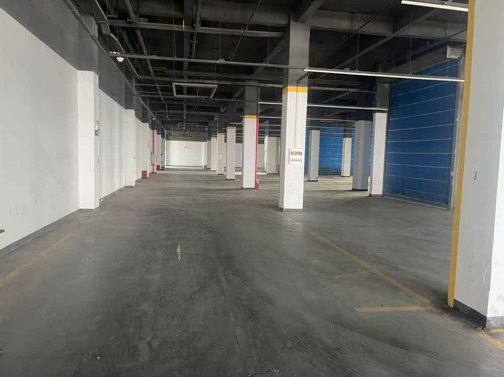 地面已做环氧地坪,墙面已粉刷,一次消防已通过