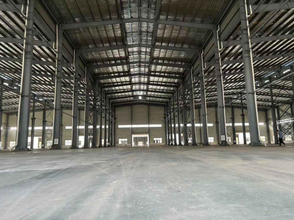 厂内设有停车场,配电3000KVA