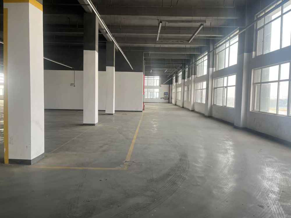 地面已做环氧地坪,墙面已粉刷,一次消防已通过