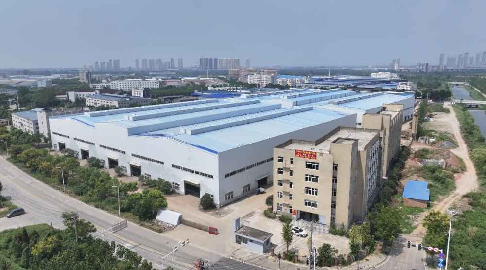 厂内设有停车场,配电3000KVA