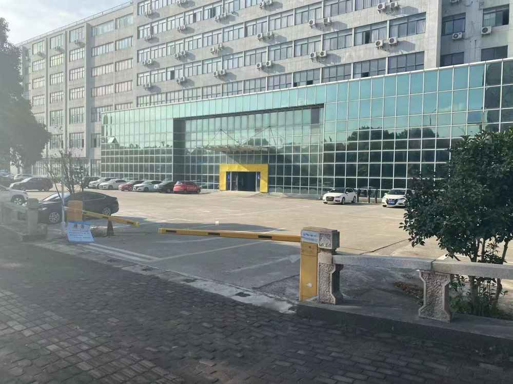 精装办公，拎包入驻，面积大小分为两隔间、三隔间、五隔间。面积段约：100-500㎡不等，配套2部客梯，1部货梯。在204过道边，交通便捷。露天停车场约300个车位，停车方便。办公环境安静，舒适。适合初创公司办公，淘宝电商电销，另1楼可以做沿街铺面，打造品牌可视化效果。性价比高，物业服务完善。