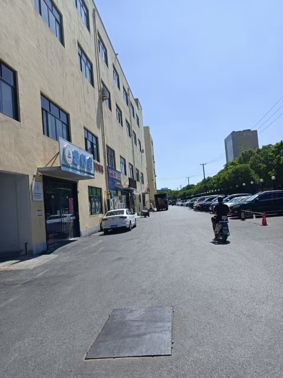 精装办公，单层厂房，交通方便